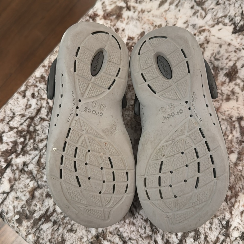 Crocs Kids’ LiteRide Clog, Black/White, 1 Little Boy - Picture 8 of 8